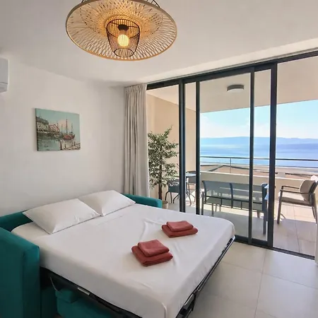 Apartment With Sea View And Pool Ideally Located