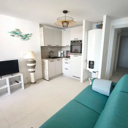 Apartment With Sea View And Pool Ideally Located