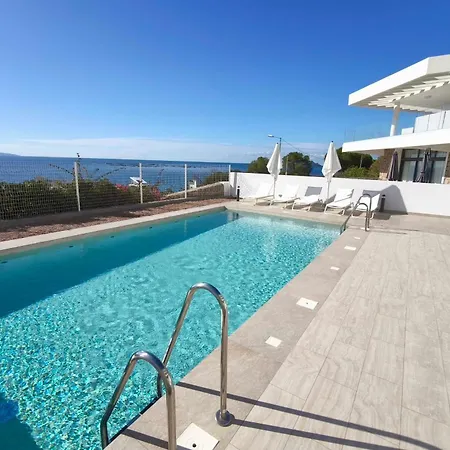 Apartment With Sea View And Pool Ideally Located