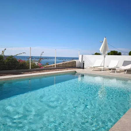 With Sea View And Pool Ideally Located Apartment